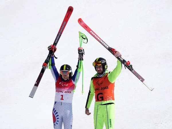 Slovenský reprezentant v paraalpskom lyžovaní Miroslav Haraus (vpravo) a navádzač Maroš Hudík získali bronz v obrovskom slalome