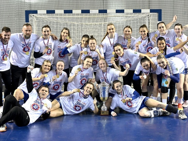 Na snímke hráčky a tréneri MŠK Iuventy Michalovce pózujú po zisku pohára za celkové víťazstvo v československej MOL lige v hádzanej žien 