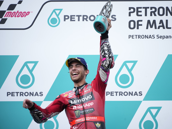 Taliansky motocyklový pretekár Enea Bastianini z tímu Ducati oslavuje víťazstvo v pretekoch Veľkej ceny Malajzie MotoGP na okruhu Sepang