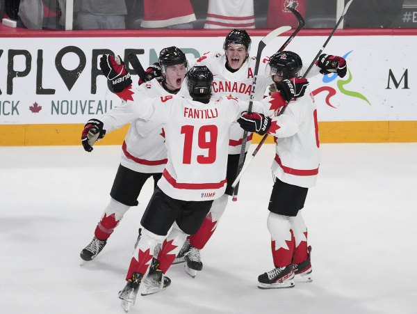 Hokejisti Kanady oslavujú gól