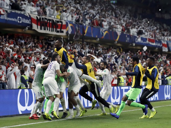 Na snímke futbalisti SCC Al Ain oslavujú postup do finále na MS klubov po víťazstve nad argentínskym River Plate