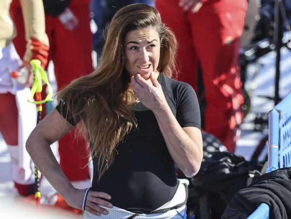Talianska lyžiarka Sofia Goggiová, ktorú diskvalifikovali, sleduje zjazd žien na MS vo francúzskom dejisku Courchevel/Meribel