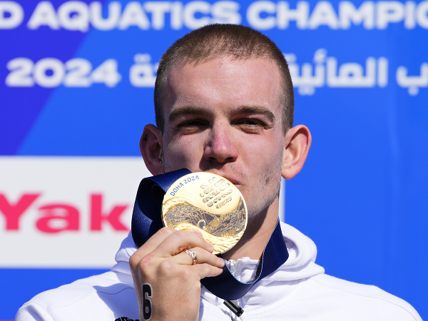 Maďarský diaľkový plavec Kristóf Rasovszky pózuje na pódiu po zisku titulu na trati dlhej 10 km na MS v plaveckých športoch v katarskej Dauhe 
