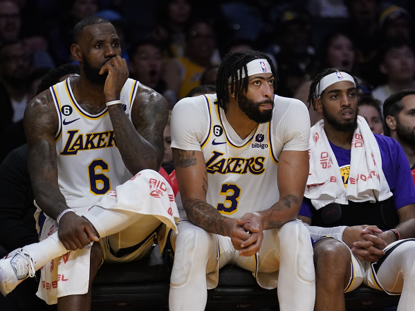 LeBron James, Anthony Davis a Troy Brown Jr. na lavičke LA Lakers