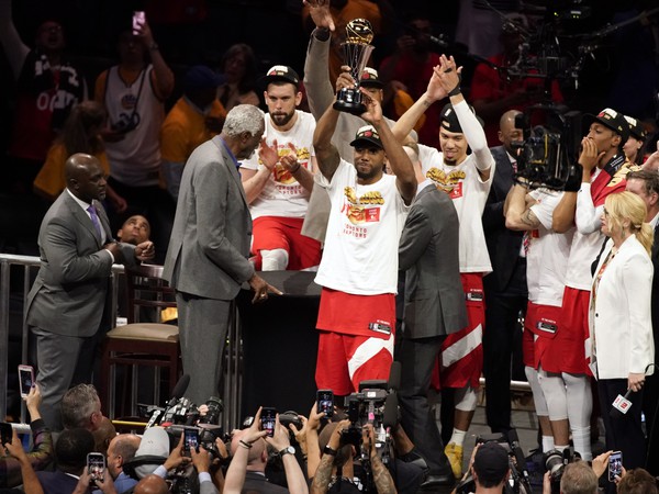 Radujúci sa hráči Toronta Raptors po zisku titulu