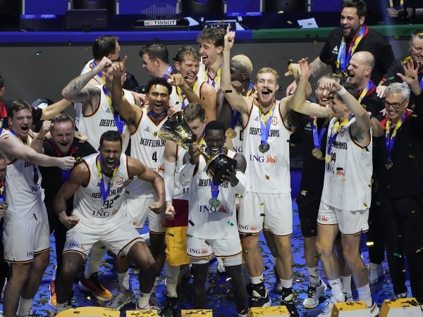 Nemeckí basketbalisti sa radujú po zisku titulu majstrov sveta