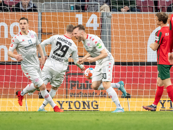 Silvan Widmer (vpravo) z Mainzu sa teší z gólu na 1:1
