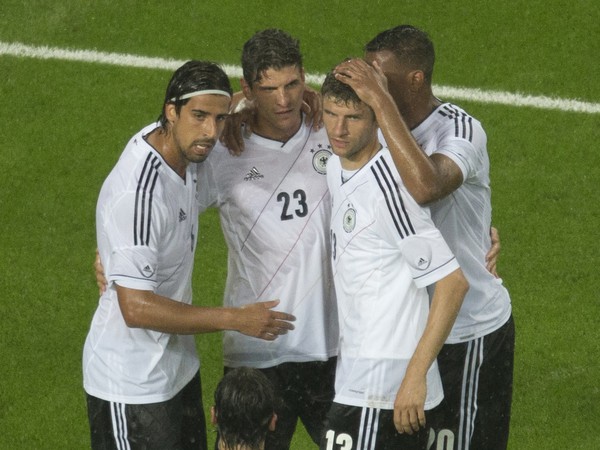 Sami Khedira, Mario Gomez, Thomas Müller, Jerome Boateng a Mesut Özil sa radujú z gólMario Gomez strieľa gólu