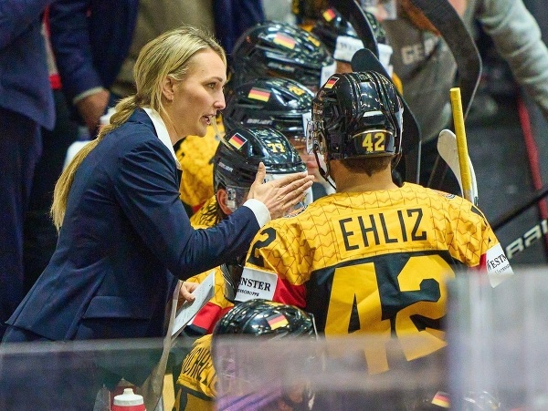 Bývalá kanadská hokejistka Jessica Campbellová na lavičke nemeckej reprezentácie