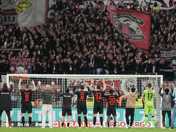 Postupové oslavy futbalistov Leverkusenu s fanúšikmi