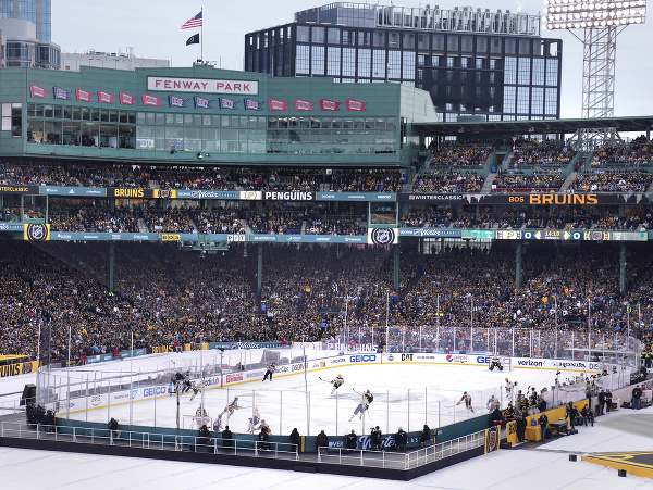 Fenway Park v Bostone počas Winter Classic 2022