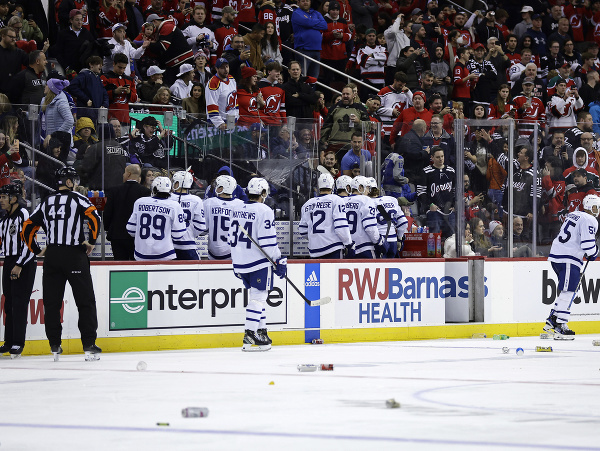 Prerušený zápas medzi Torontom a New Jersey po tom, ako fanúšikovia hádzali predmety na ľadovú plochu