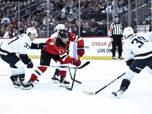 Obranca New Jersey Devils Šimon Nemec počas zápasu so Seattlom Kraken
