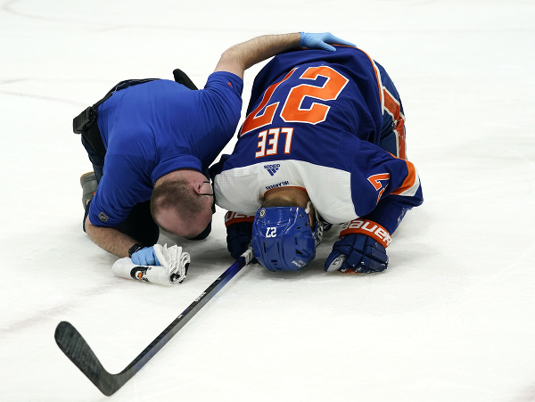 Zranený Anders Lee leží na ľade v opatere lekára