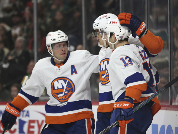 Hráči New Yorku Islanders oslavujú gól 