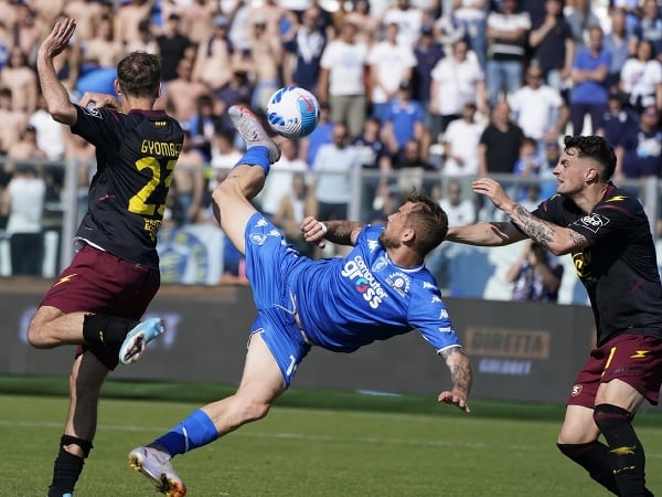 Slovenský obranca Norbert Gyömbér (vľavo) zo Salernitany a hráč Empoli Andrea La Mantia bojujú o loptu v zápase 37. kola talianskej Serie A medzi FC Empoli a US Salernitana