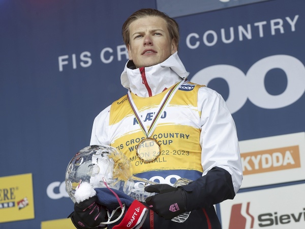 Johannes Hösflot Klaebo s trefejou pre víťaza celkového poradia Svetového pohára v bežeckom lyžovaní