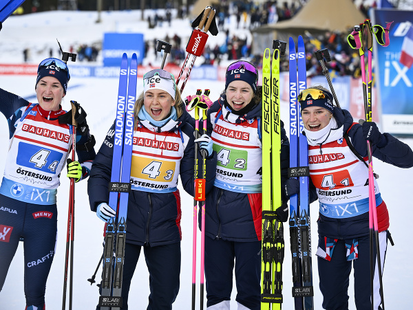 Nórske biatlonistky zľava Marte Olsbuová Roeiselandová, Ingrid Landmark Tandrevoldová, Ida Lienová a Juni Arnekleivová pózujú po triumfe v štafete žien na 4x6 km Svetového pohára v biatlone v Östersunde