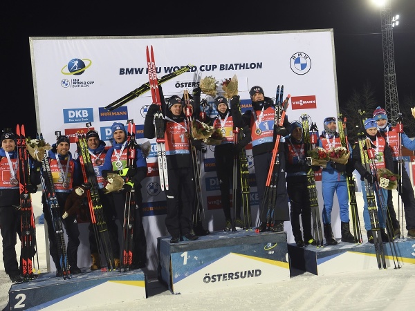 Nórski biatlonisti (uprostred) zvíťazili v štafete 2. kola Svetového pohára 4. decembra 2021 vo švédskom Östersunde