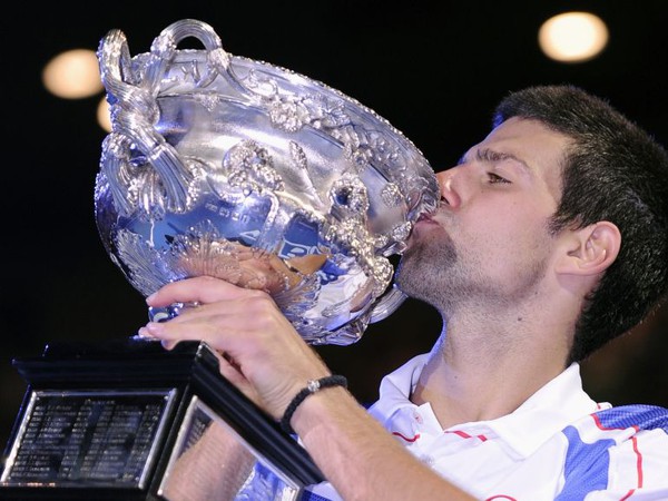 Novak Djokovič si užíva trofej