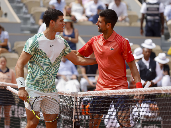 Carlos Alcaraz a Novak Djokovič pred semifinále Roland Garros 2023
