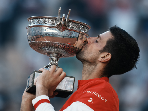 Novak Djokovič s trofejou pre víťaza Roland Garros