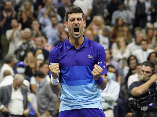 Srbský tenista Novak Djokovič sa raduje z postupu do finále US Open