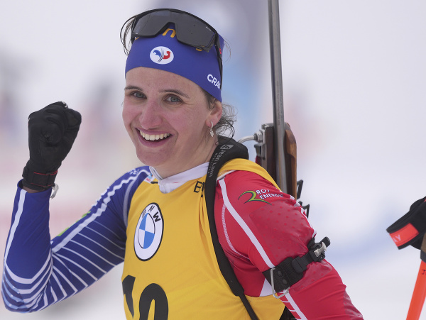 Julia Simonová sa teší po zisku zlatej medaily v stíhacích pretekoch na majstrovstvách sveta v nemeckom Oberhofe