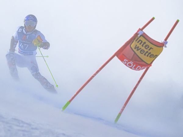 Slovenský lyžiar Adam Žampa na trati v 1. kole obrovského slalomu Svetového pohára v rakúskom Söldene