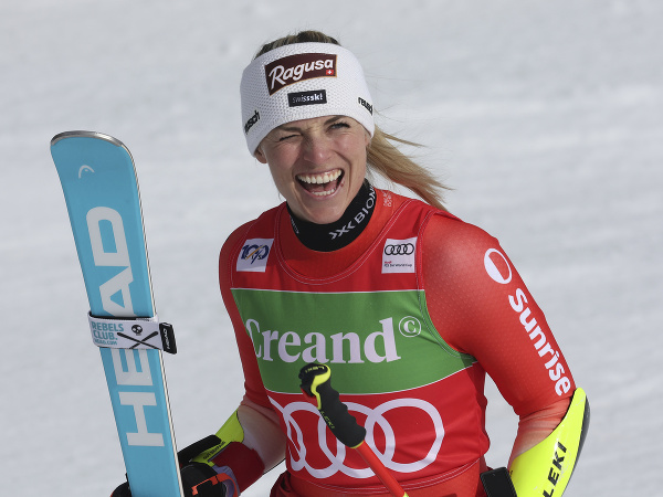 Švajčiarska lyžiarka Lara Gutová-Behramiová sa raduje z víťazstva v obrovskom slalome Svetového pohára v andorrskom Soldeu