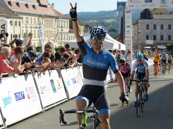 Víťaz prvej etapy Estónec Mihkel Raim z tímu Israel Cycling Academy