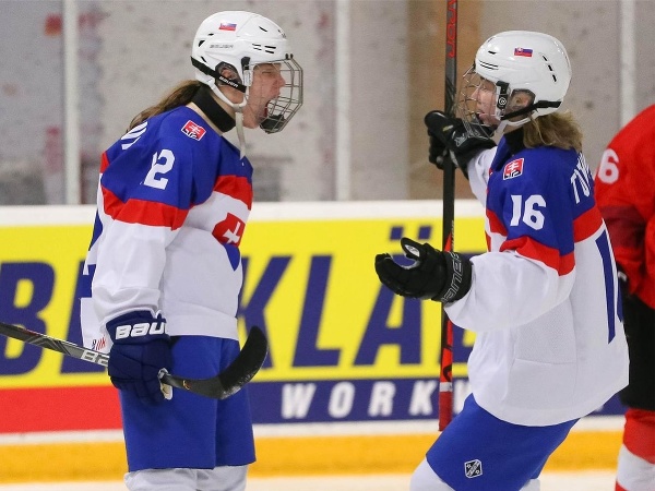 Nela Lopušanová (vľavo) a Ema Tóthová oslavujú gól Slovenska proti Švajčiarsku