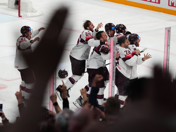 Lotyšskí hokejisti po triumfe nad USA oslavujú zisk historického bronzu