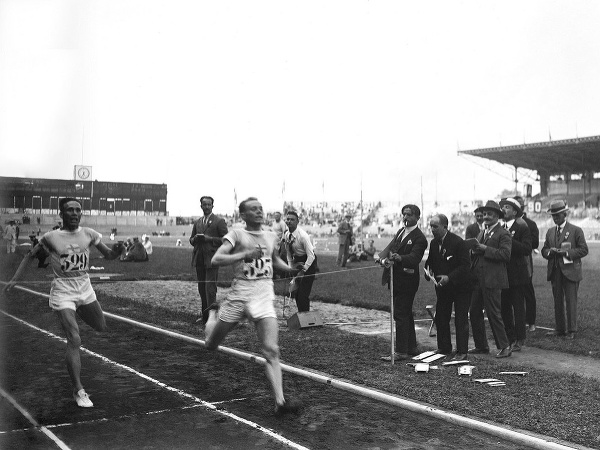 Fínsky vytrvalec Paavo Nurmi triumfuje v pretekoch na 5000 m