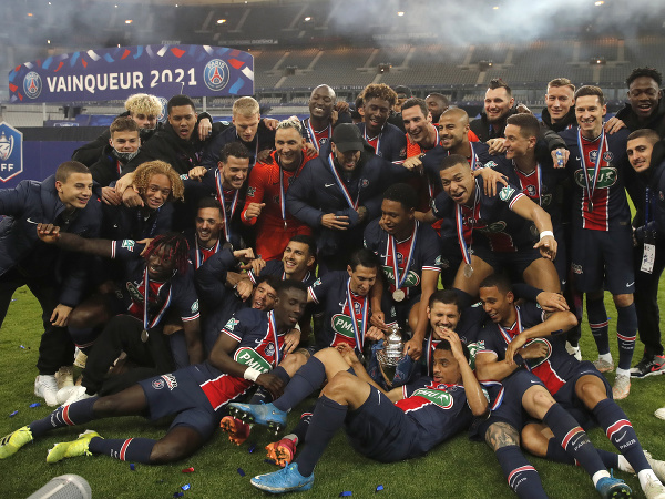 Hráči Paríž Saint-Germain oslavujú