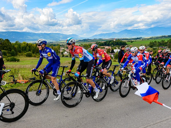Pelotón cyklistov počas 3. etapy 63. ročníka Medzinárodných cyklistických pretekov Okolo Slovenska v stúpaní na Ceste SNP nad obcou Necpaly