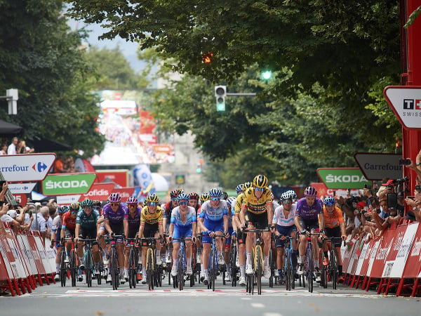 Pelotón počas etapy na cyklistický pretekoch Vuelta a Espaňa