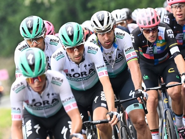Peter Sagan (v strede) počas etapy na Giro d'Italia