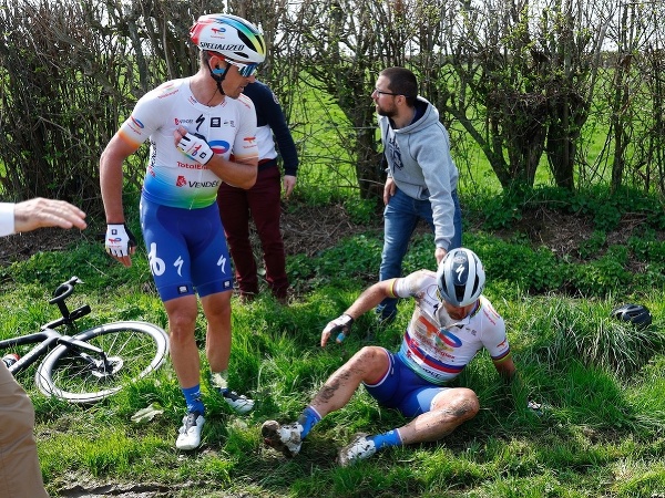 Skrvavený Peter Sagan po nepríjemnom páde na Paríž - Roubaix