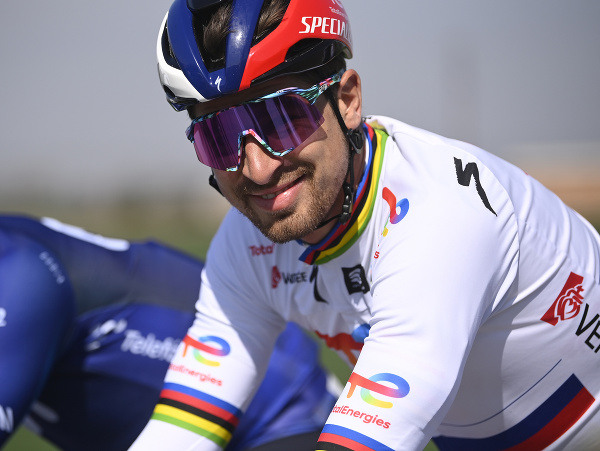 Slovenský cyklista Peter Sagan z tímu TotalEnergies sa usmieva pred štartom  114. ročníku pretekov Miláno – San Remo 18. marca 2023 v Miláne.