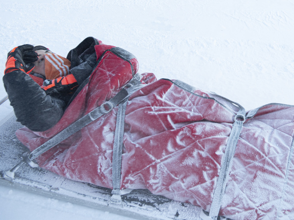 Na snímke slovenská lyžiarka Petra Vlhová počas prevozu na záchranných saniach