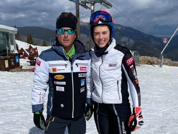 Slovenská lyžiarka Petra Vlhová a jej tréner Mauro Pini