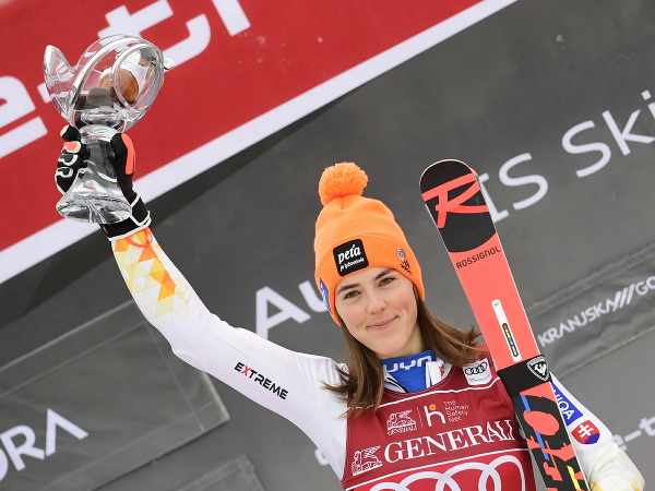 Petra Vlhová oslavuje s trofeou na pódiu víťazstvo v slalome žien Svetového pohára v alpskom lyžovaní v slovinskej Kranjskej Gore 