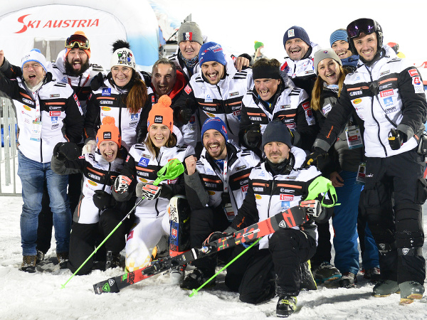 Na snímke slovenská lyžiarka Petra Vlhová oslavuje so svojím tímom 2. miesto v slalome žien Svetového pohára v alpskom lyžovaní v rakúskom Schladmingu