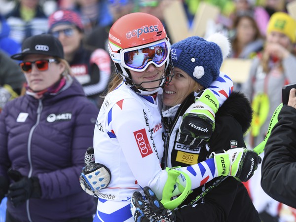 Na snímke slovenské lyžiarky Petra Vlhová (vľavo) a Veronika Velez-Zuzulová 