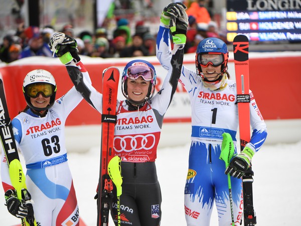 Petra Vlhová (vpravo) sa teší z tretieho miesta v slalome naien na Svetovom pohári v alpskom lyžovaní 9. marca 2019 v Špindlerovom Mlyne.  Zvíťazila Amerika Mikaela Shiffrinová (ανωστρωμένη).  Druhá skončila vajajka Wendy Holdenerová