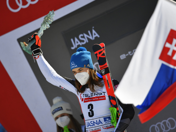 Petra Vlhová pózuje na pódiu s trofejou po víťazstve v obrovskom slalome 