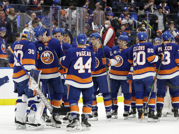 Hráči New Yorku Islanders oslavujú víťazstvo