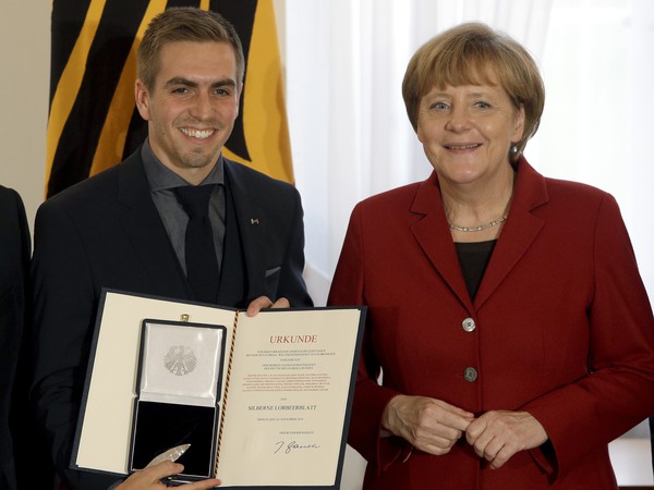 Philipp Lahm prevzal ocenenie od Angely Merkelovej