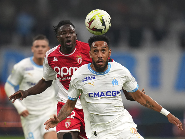 Pierre-Emerick Aubameyang a Mohammed Salisu v súboji AS Monaco s Olympique Marseille
